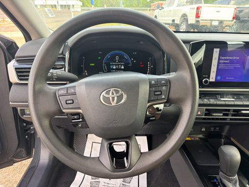 Used 2025 Toyota Camry LE FWD image 13