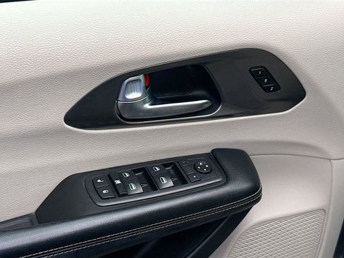 Used 2020 Chrysler Pacifica Touring-L w/ Advanced Safetytec Group FWD image 19