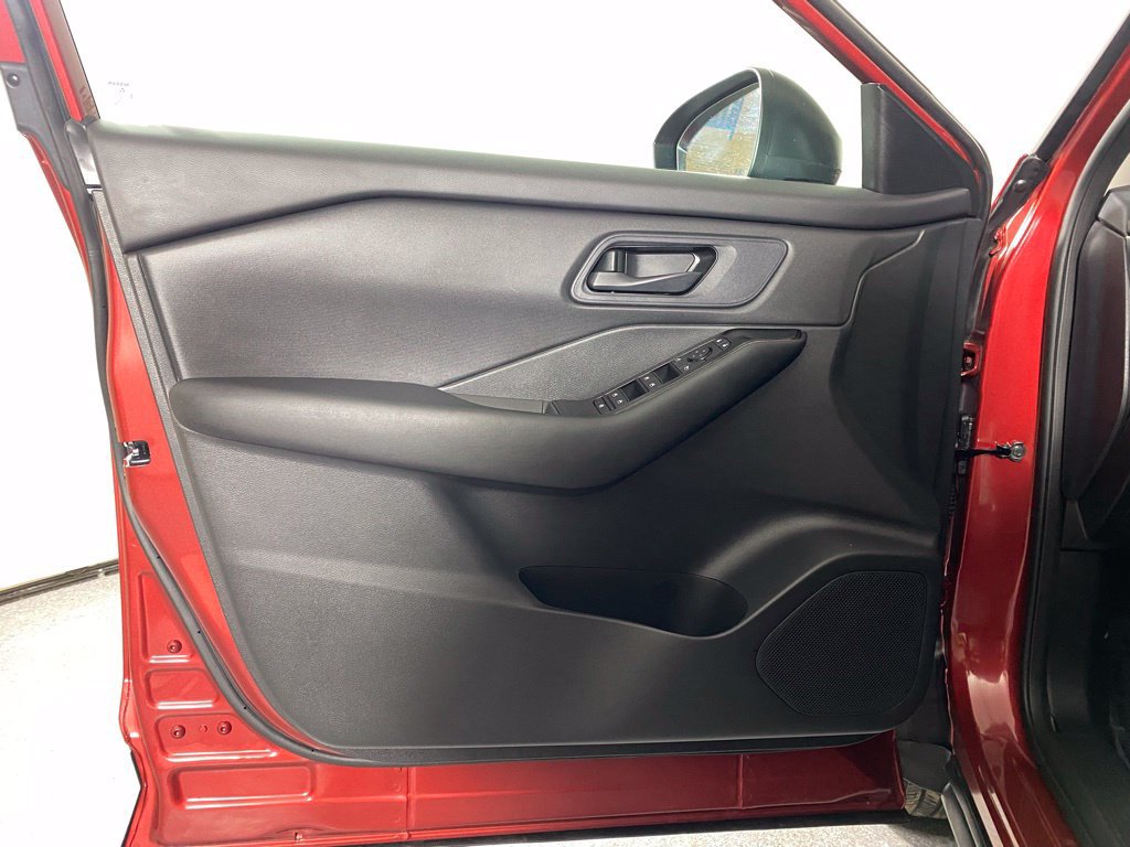 Used 2025 Nissan Rogue S AWD/4WD image 22