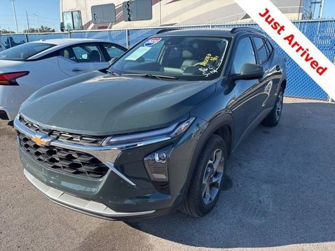 Used 2025 Chevrolet Trax LT FWD image 1