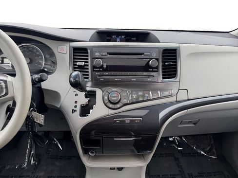 Used 2013 Toyota Sienna SE FWD image 12