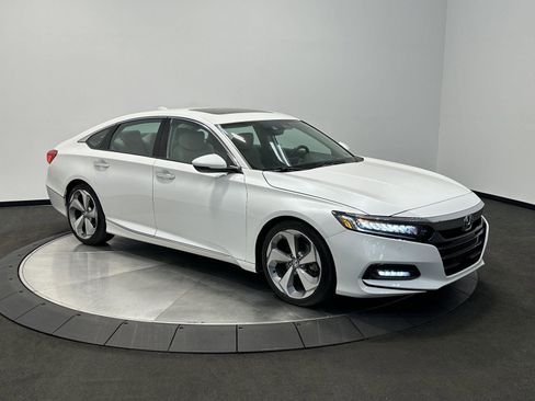 Used 2018 Honda Accord Touring image 2