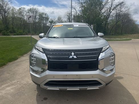 Used 2024 Mitsubishi Outlander SE image 2