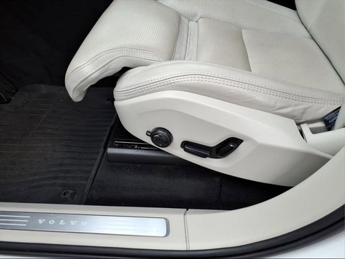 Used 2023 Volvo XC90 B6 Ultimate w/ Lounge Package image 12