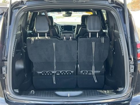Used 2025 Chrysler Pacifica Select image 36