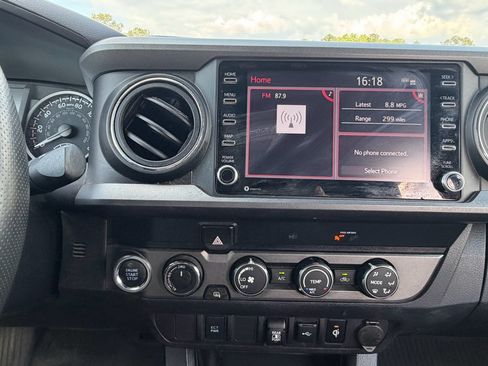 Used 2020 Toyota Tacoma TRD Off-Road w/ Blackout Package AWD/4WD image 31