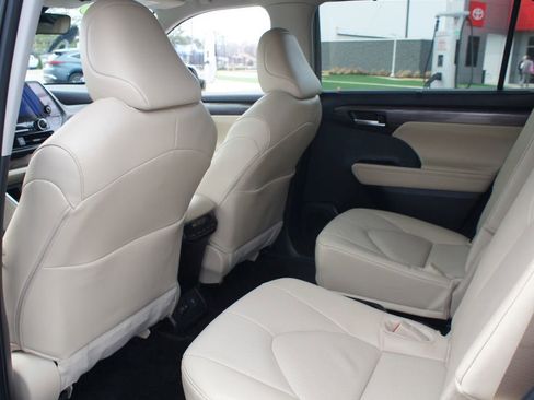 Certified 2025 Toyota Highlander Limited image 15