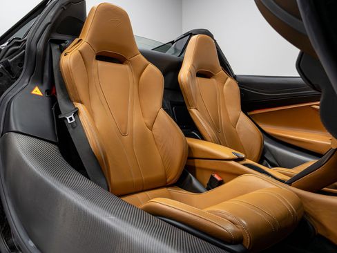 Used 2019 McLaren 720S Luxury RWD image 23