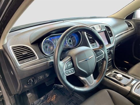 Used 2022 Chrysler 300 Touring w/ Sport Appearance Package image 9