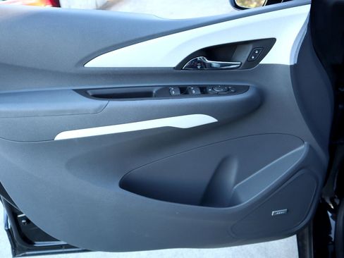 Used 2020 Chevrolet Bolt Premier w/ Infotainment Package image 31