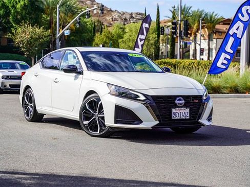 Used 2023 Nissan Altima 2.5 SR w/ SR Premium Package image 2