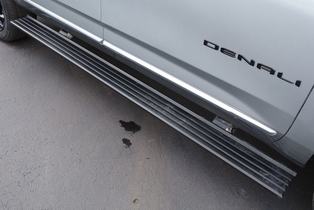 Used 2024 GMC Yukon XL Denali AWD/4WD image 11