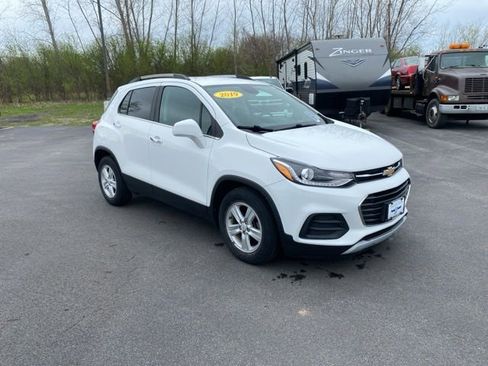 Used 2019 Chevrolet Trax LT w/ LT Convenience Package FWD image 1