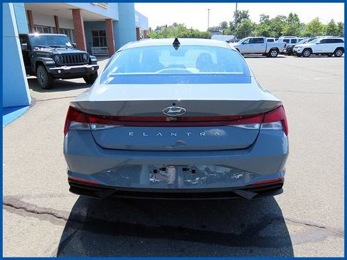 Used 2022 Hyundai Elantra SEL w/ Convenience Package FWD image 6