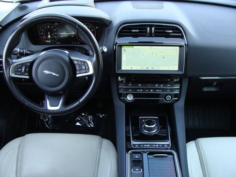 Used 2020 Jaguar F-PACE Prestige image 9