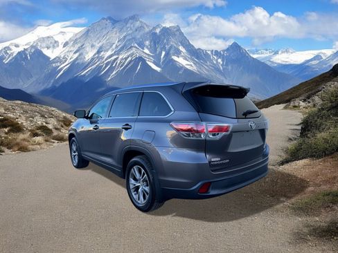 Used 2014 Toyota Highlander XLE image 3