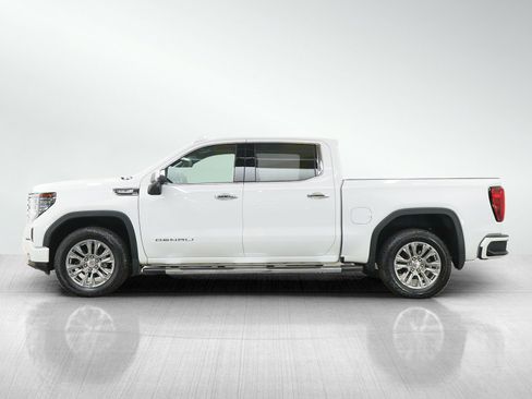 Used 2022 GMC Sierra 1500 Denali w/ Technology Package AWD/4WD image 2