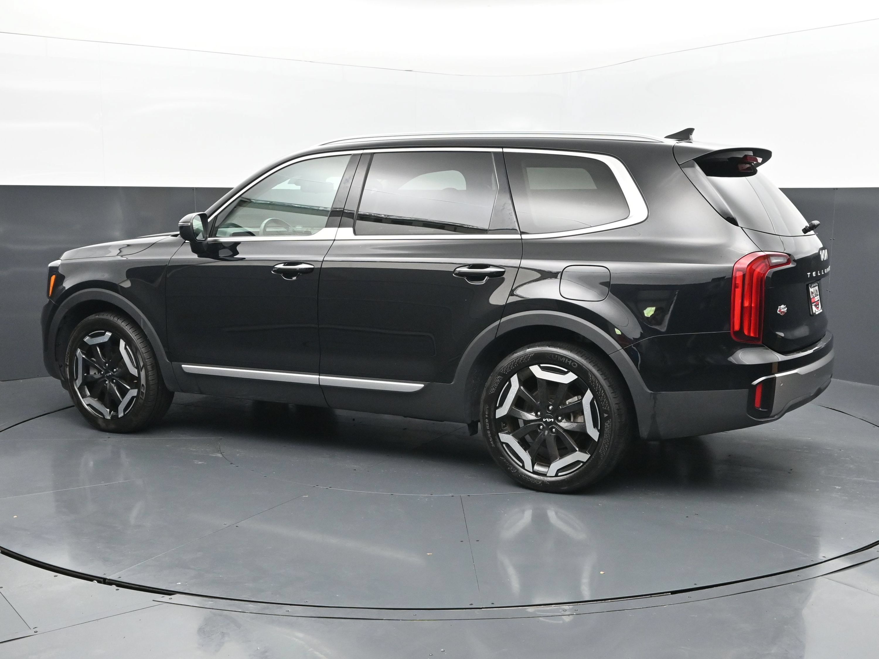 Used 2025 Kia Telluride S FWD image 3