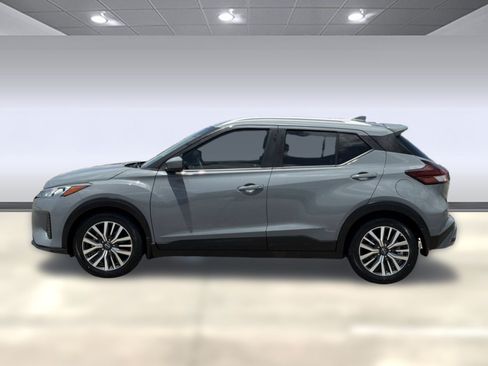 Used 2022 Nissan Kicks SV w/ Interior Electronics Package FWD image 2