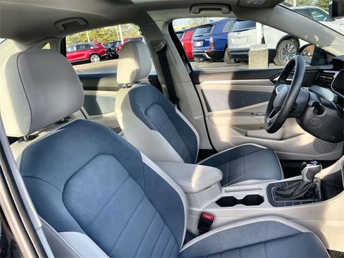 Used 2025 Volkswagen Jetta SE w/ Sunroof Package image 17