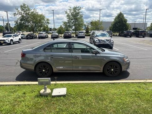 Used 2018 Volkswagen Jetta Sport FWD image 3