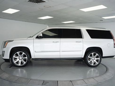 Used 2020 Cadillac Escalade ESV Premium Luxury image 4