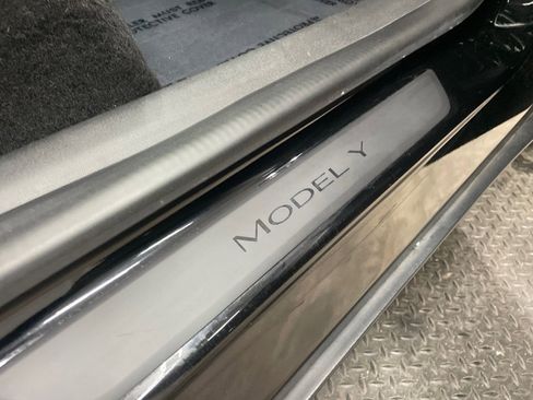 Used 2020 Tesla Model Y Long Range image 37