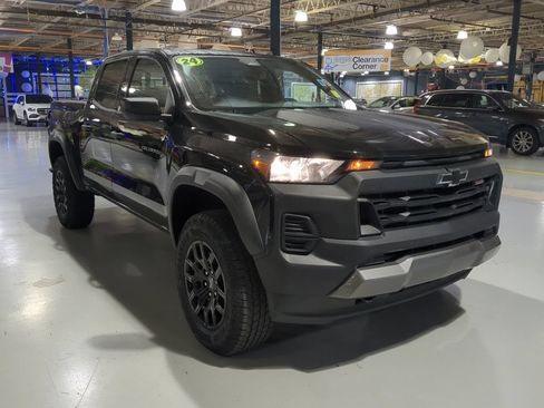 Used 2024 Chevrolet Colorado Trail Boss w/ Advanced Trailering Package AWD/4WD image 5