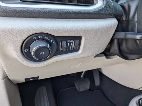 Used 2023 Chrysler Pacifica Touring-L FWD image 24