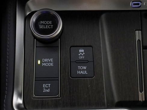 Used 2025 Lexus GX 550 w/ Accessory Package (2T) image 28