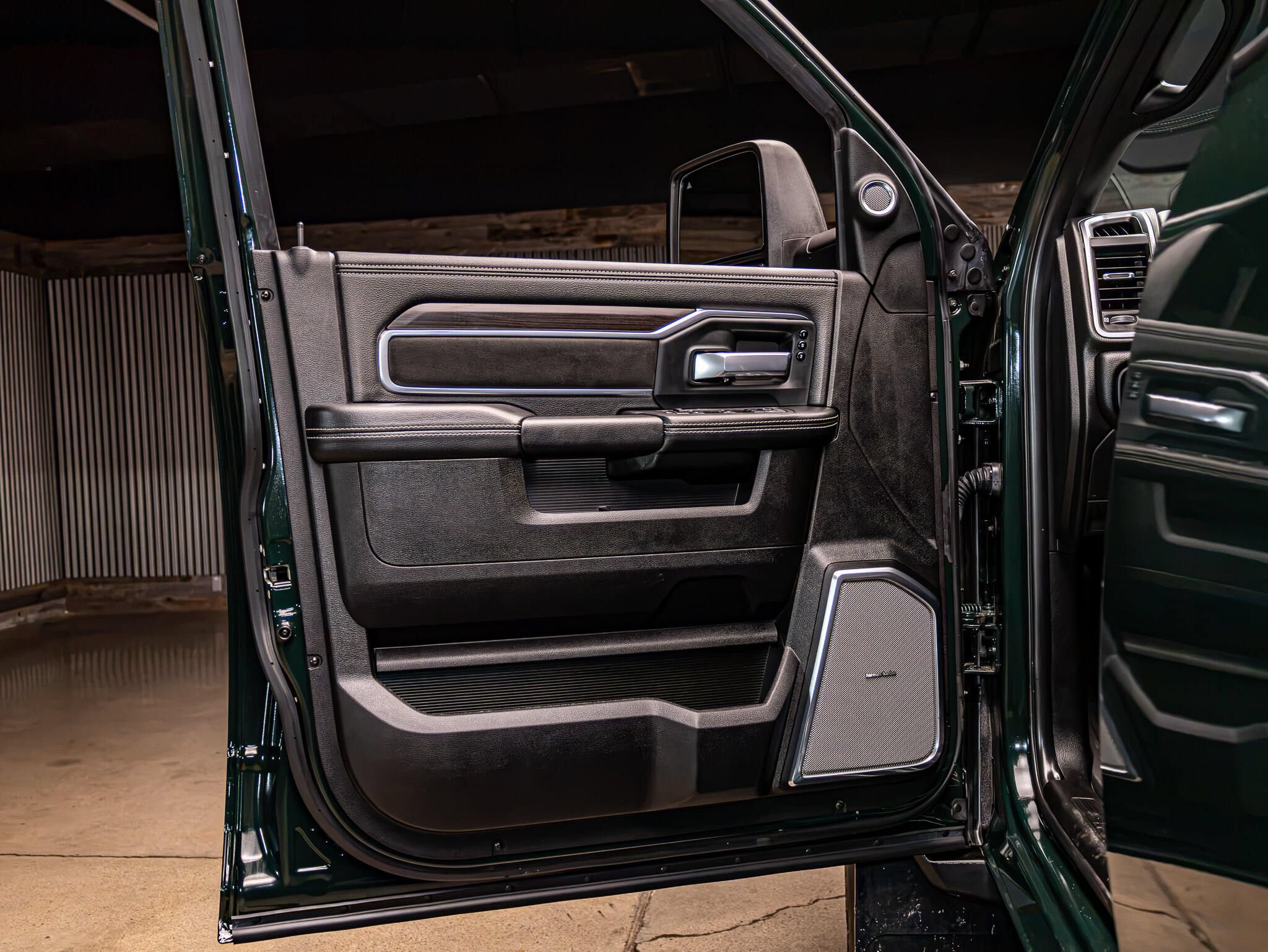 Used 2025 RAM 2500 Laramie AWD/4WD image 31
