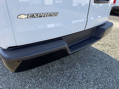 Used 2018 Chevrolet Express 2500 w/ Driver Convenience Package RWD image 18