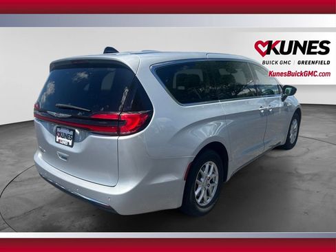 Used 2024 Chrysler Pacifica Touring-L FWD image 5