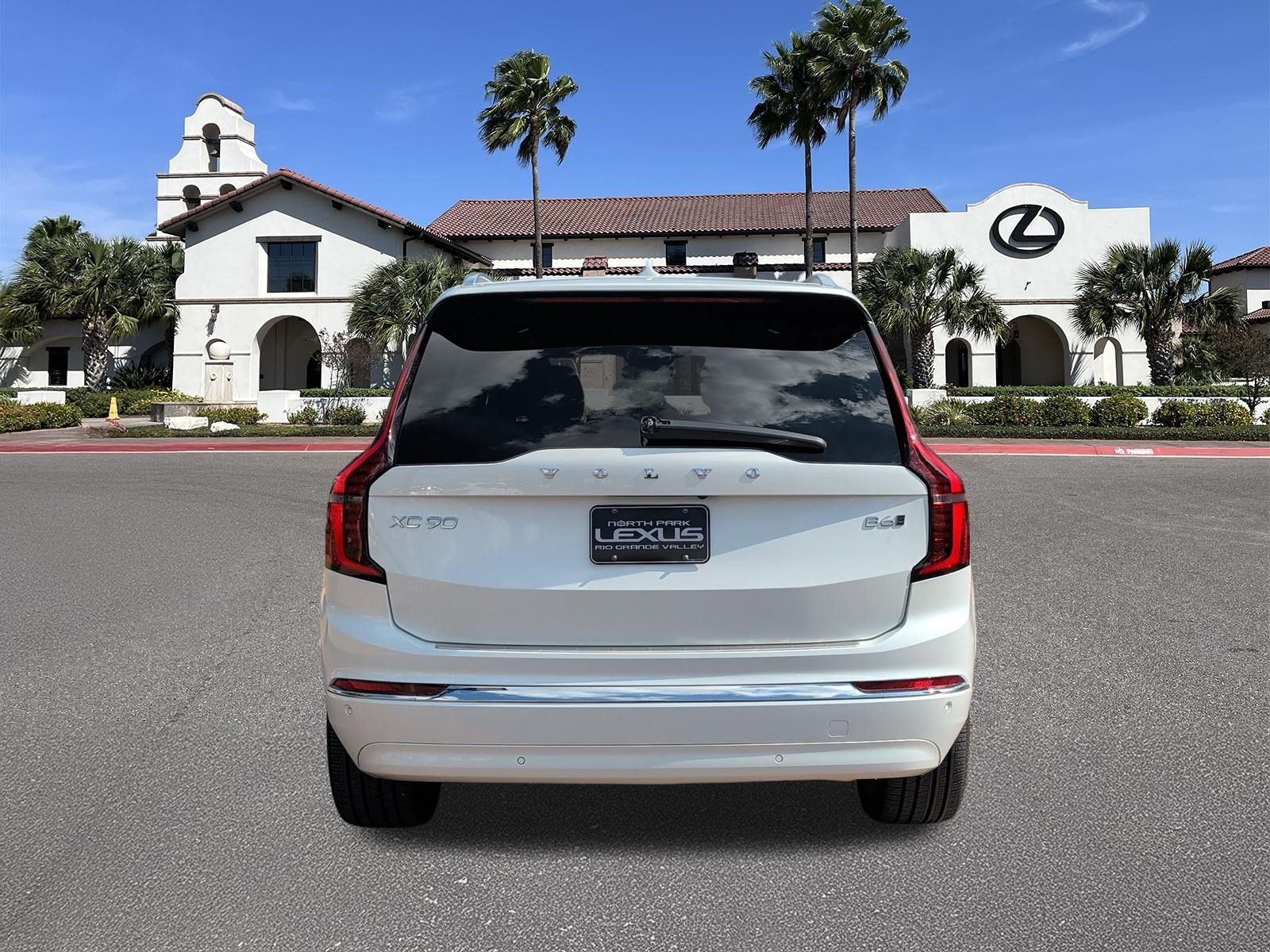 Used 2026 Volvo XC90 B6 Plus w/ Protection Package Premier AWD/4WD image 3