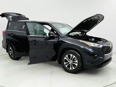 Used 2020 Toyota Highlander XLE AWD/4WD image 12