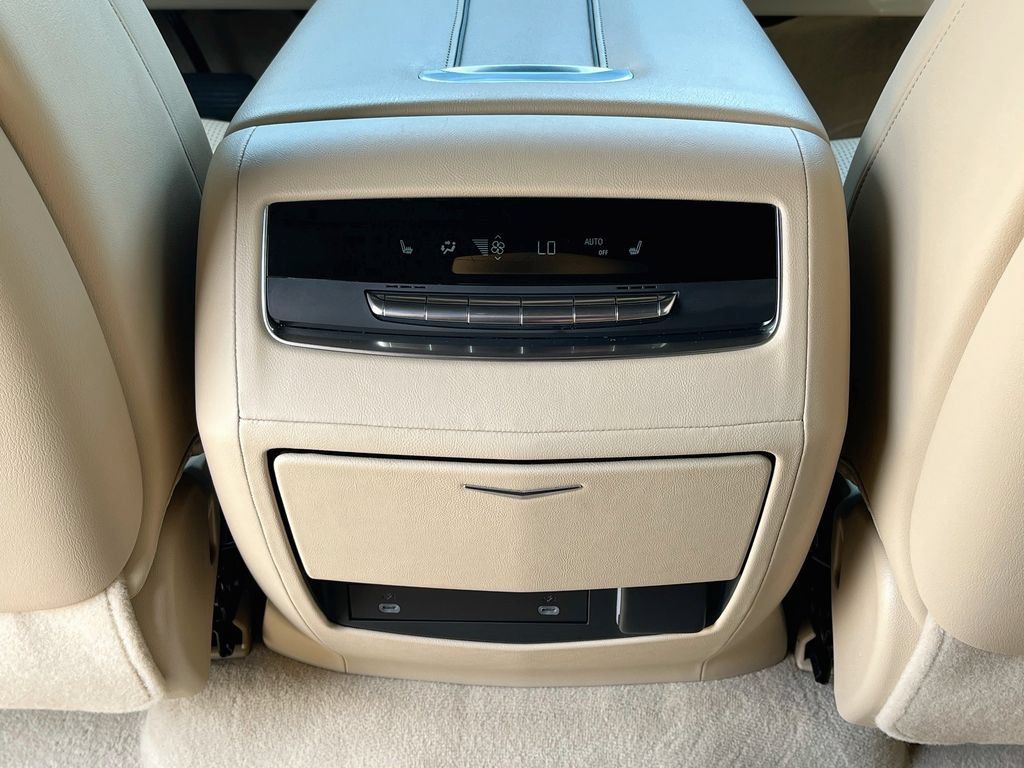 Certified 2022 Cadillac Escalade Premium Luxury w/ Performance Package AWD/4WD image 32