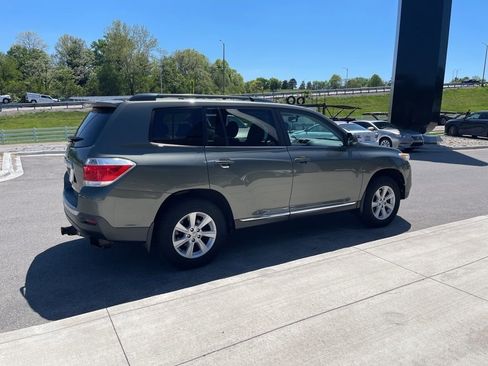 Used 2011 Toyota Highlander SE w/ Tow Pkg image 3