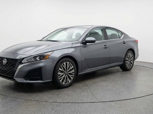 Used 2025 Nissan Altima 2.5 SV image 3