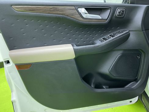 Used 2020 Ford Escape Titanium image 15