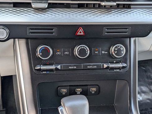Used 2024 Kia Carnival LX FWD image 30