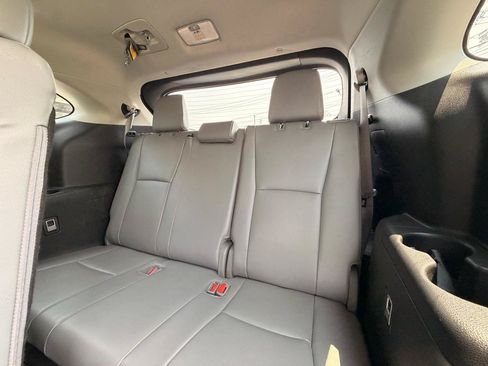 Used 2021 Toyota Highlander XLE AWD/4WD image 22