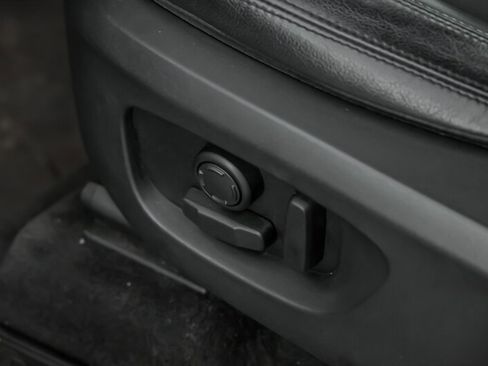 Used 2018 Land Rover Discovery Sport SE image 21