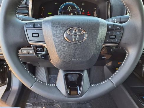 Used 2025 Toyota Camry SE image 14