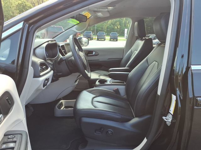Certified 2024 Chrysler Pacifica Touring-L FWD image 13