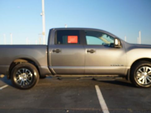 Used 2024 Nissan Titan SV w/ SV Convenience Package image 4