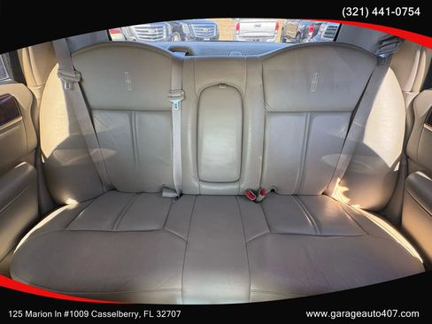 Used 2010 Lincoln Town Car Signature Limited image 24