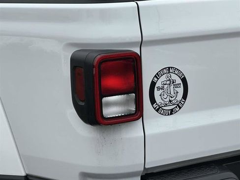 Used 2022 Jeep Gladiator Sport image 9