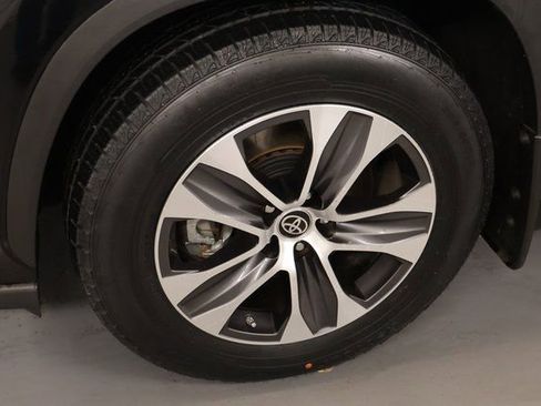 Certified 2023 Toyota Highlander XLE image 8