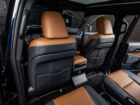 Used 2025 Lexus GX 550 w/ Accessory Package (2T) image 33