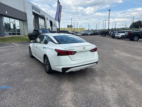 Used 2025 Nissan Altima 2.5 SV FWD image 14
